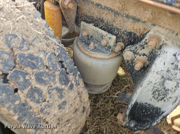 image for item NZ9050 2001 Freightliner FL112  semi truck