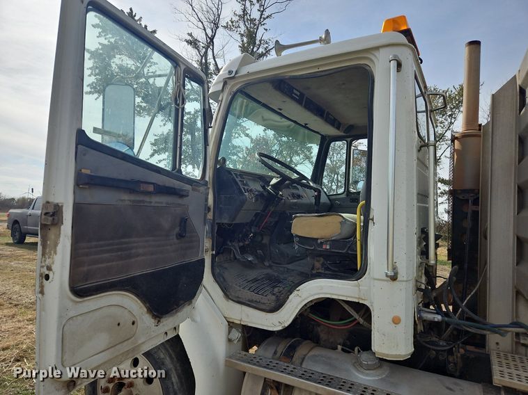 image for item NZ9050 2001 Freightliner FL112  semi truck