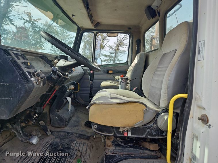 image for item NZ9050 2001 Freightliner FL112  semi truck