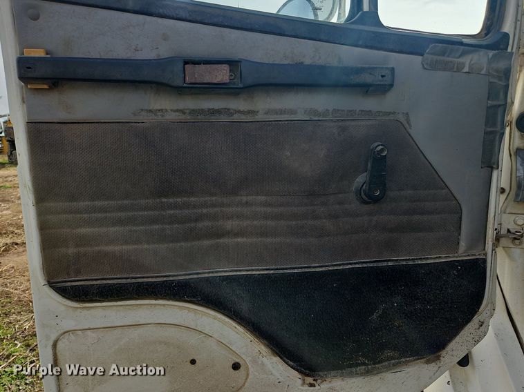 image for item NZ9050 2001 Freightliner FL112  semi truck