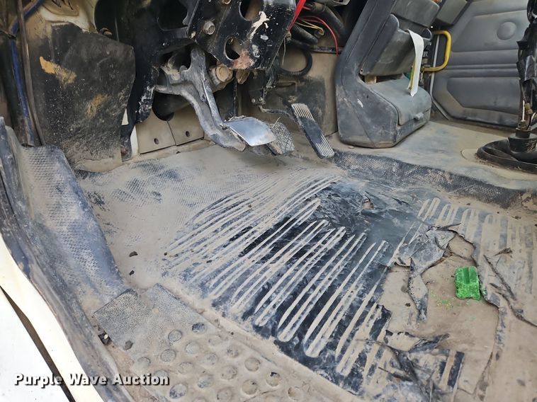 image for item NZ9050 2001 Freightliner FL112  semi truck