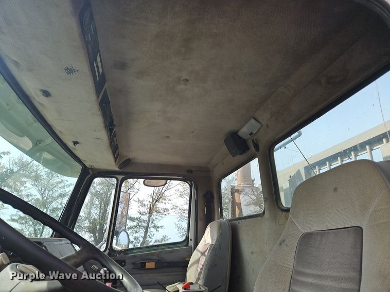 image for item NZ9050 2001 Freightliner FL112  semi truck