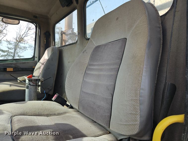 image for item NZ9050 2001 Freightliner FL112  semi truck