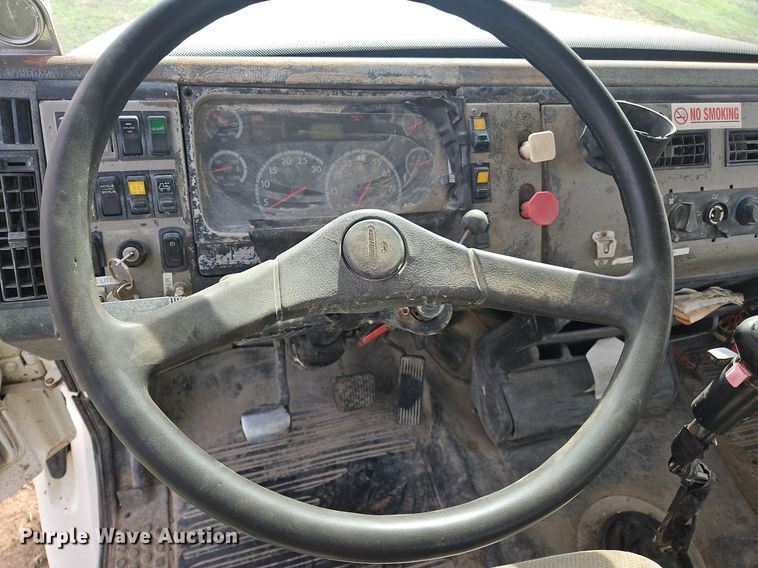 image for item NZ9050 2001 Freightliner FL112  semi truck