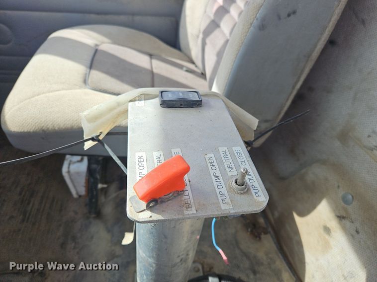 image for item NZ9050 2001 Freightliner FL112  semi truck