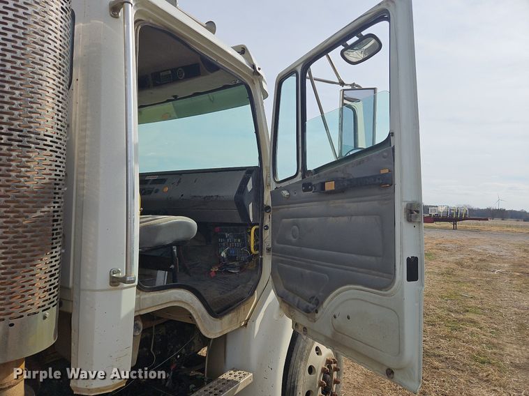 image for item NZ9050 2001 Freightliner FL112  semi truck