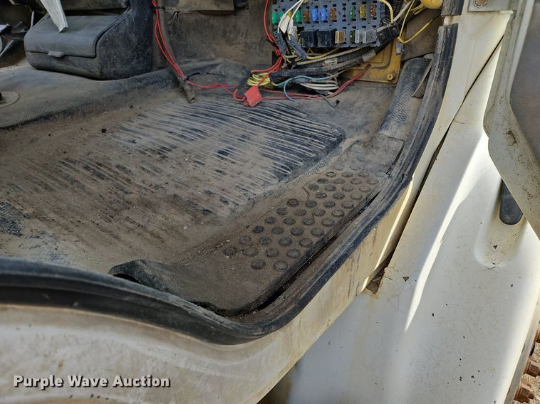 image for item NZ9050 2001 Freightliner FL112  semi truck