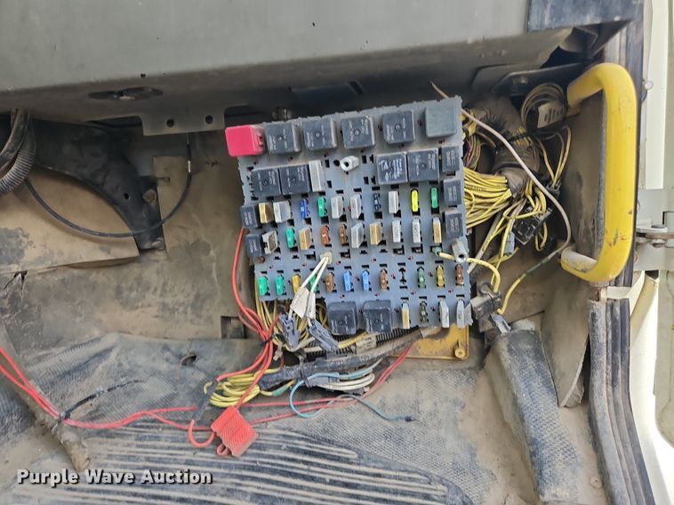 image for item NZ9050 2001 Freightliner FL112  semi truck