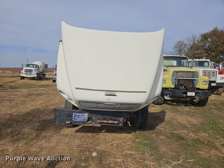 image for item NZ9050 2001 Freightliner FL112  semi truck