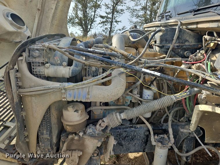 image for item NZ9050 2001 Freightliner FL112  semi truck