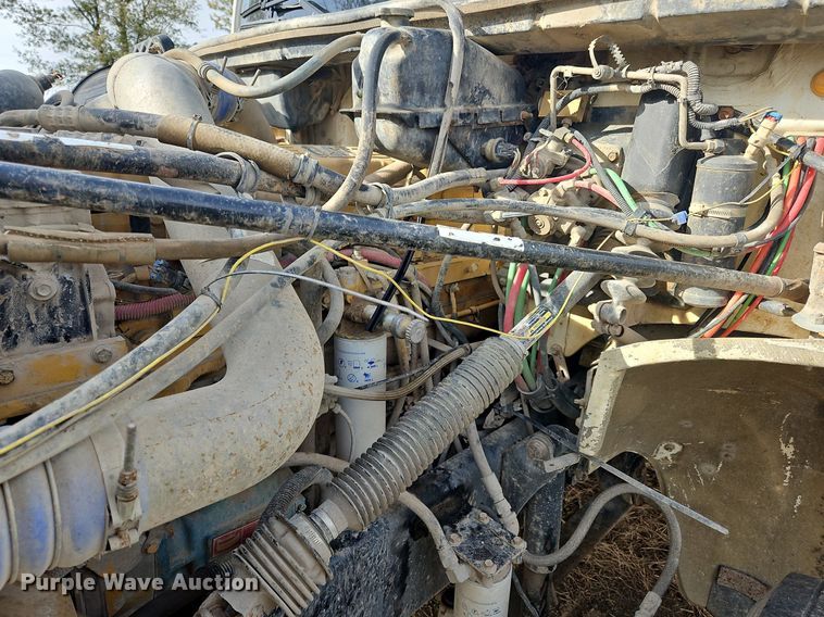 image for item NZ9050 2001 Freightliner FL112  semi truck