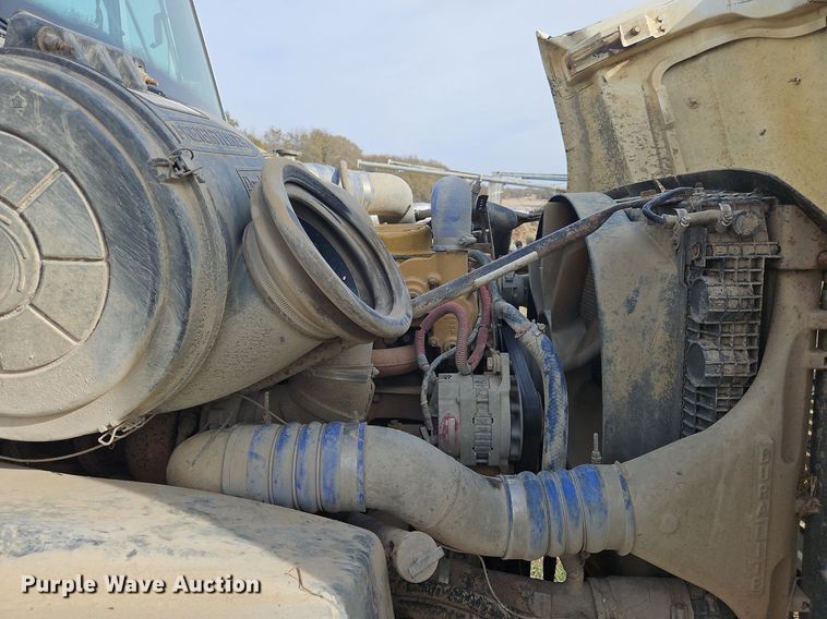 image for item NZ9050 2001 Freightliner FL112  semi truck