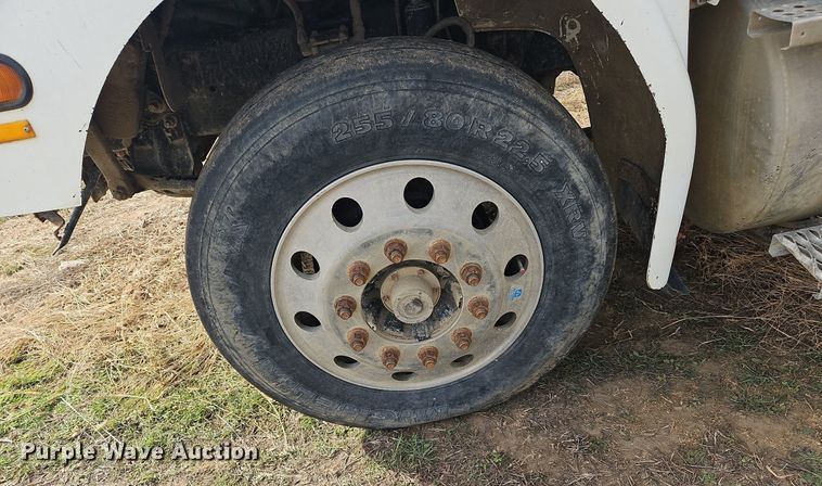 image for item NZ9050 2001 Freightliner FL112  semi truck