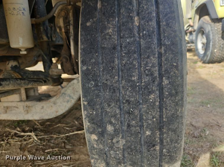 image for item NZ9050 2001 Freightliner FL112  semi truck