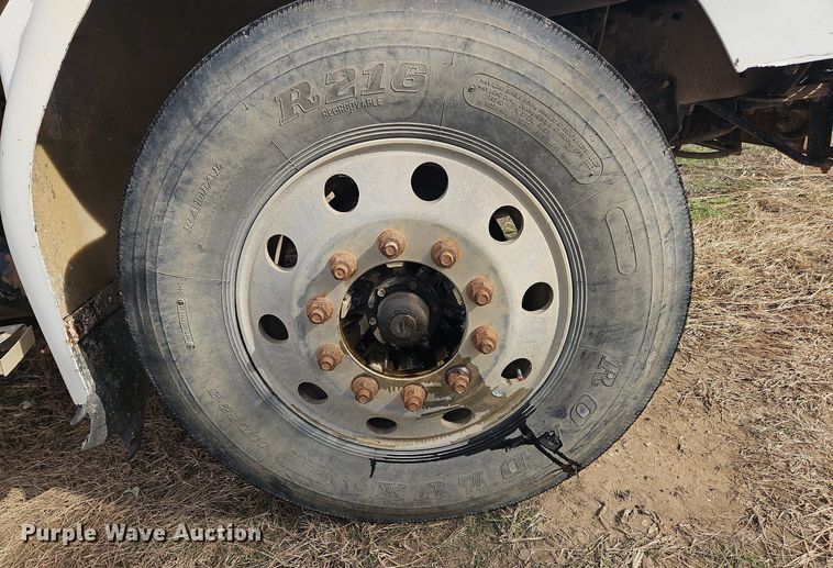 image for item NZ9050 2001 Freightliner FL112  semi truck