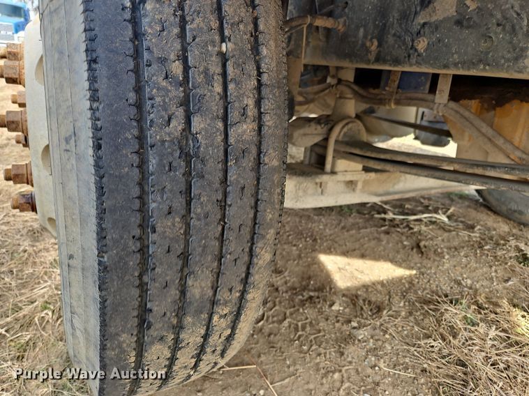 image for item NZ9050 2001 Freightliner FL112  semi truck