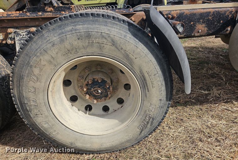 image for item NZ9050 2001 Freightliner FL112  semi truck