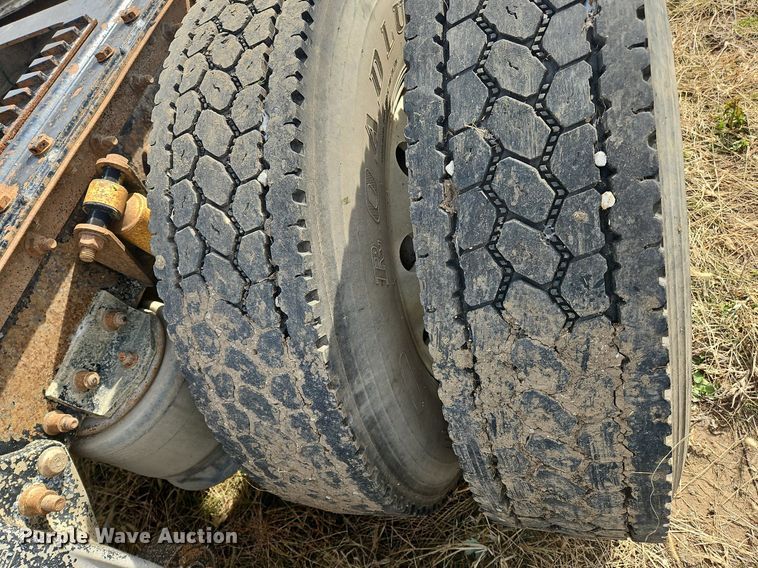 image for item NZ9050 2001 Freightliner FL112  semi truck