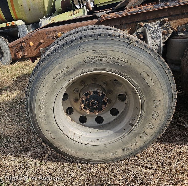 image for item NZ9050 2001 Freightliner FL112  semi truck