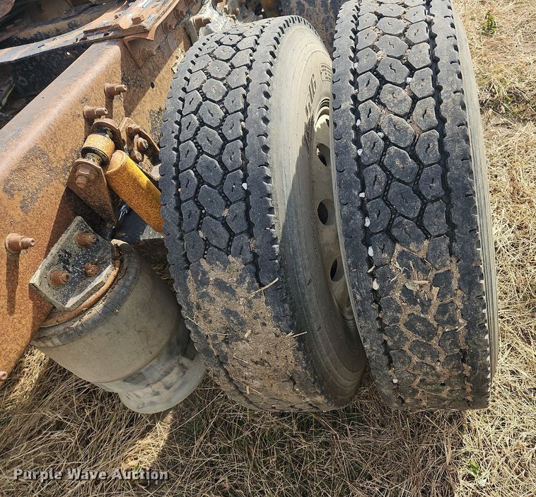 image for item NZ9050 2001 Freightliner FL112  semi truck