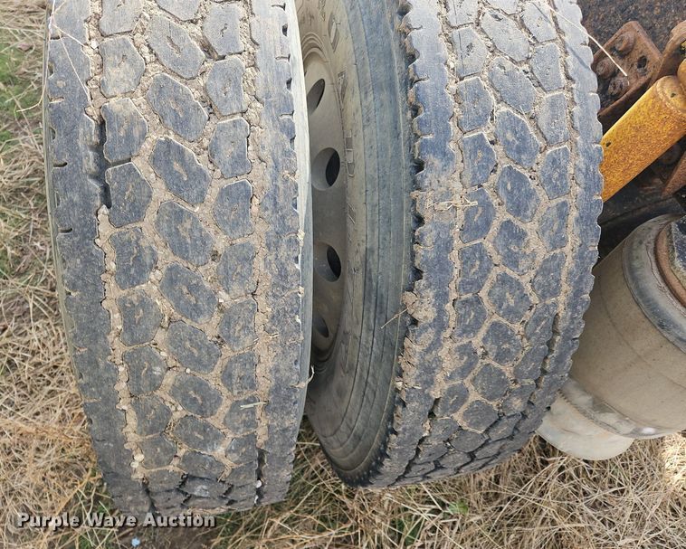 image for item NZ9050 2001 Freightliner FL112  semi truck