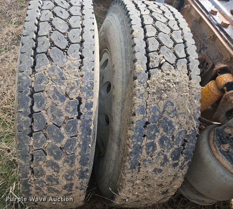 image for item NZ9050 2001 Freightliner FL112  semi truck