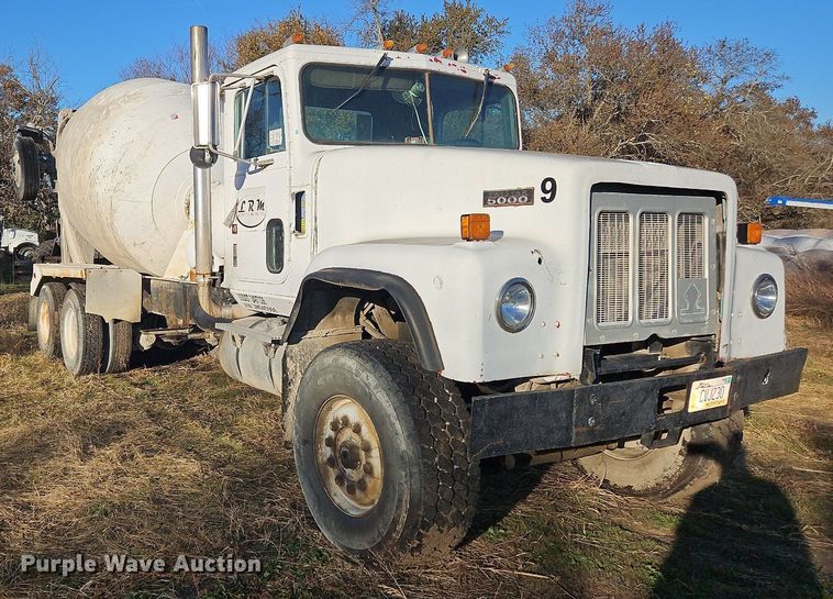 image for item NZ9052 1991 International F5070  ready mix truck