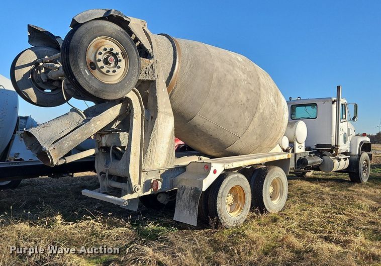 image for item NZ9052 1991 International F5070  ready mix truck