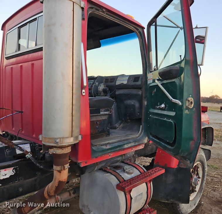 image for item NZ9053 1995 Ford L9000  ready mix truck