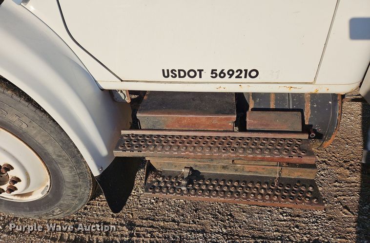 image for item NZ9055 1999 International 4700  fuel truck