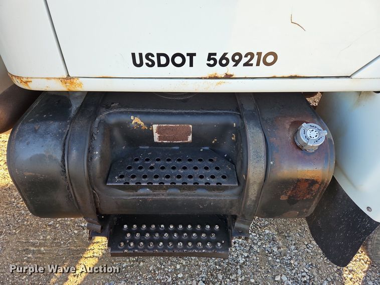 image for item NZ9055 1999 International 4700  fuel truck