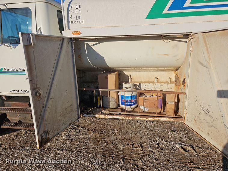 image for item NZ9055 1999 International 4700  fuel truck