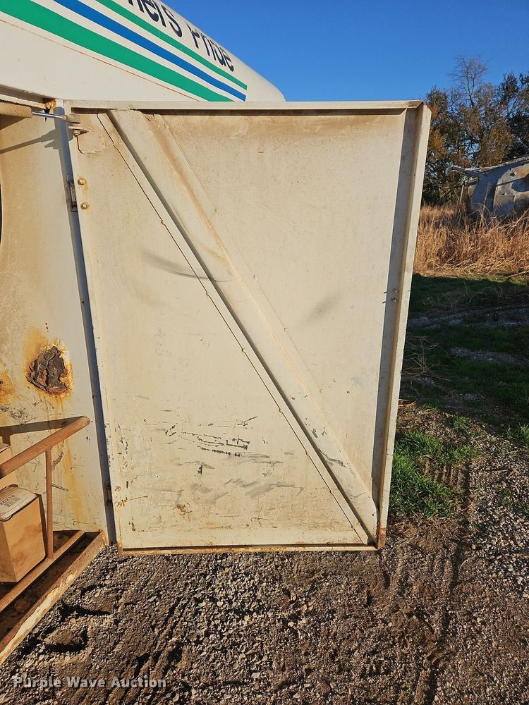 image for item NZ9055 1999 International 4700  fuel truck