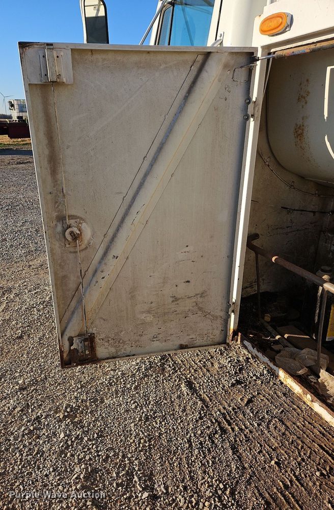 image for item NZ9055 1999 International 4700  fuel truck