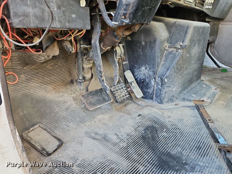 image for item NZ9055 1999 International 4700  fuel truck