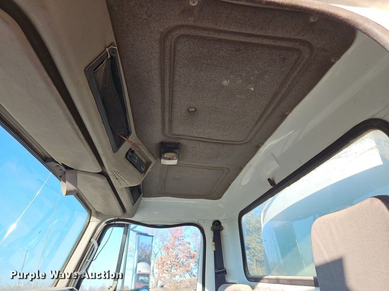 image for item NZ9055 1999 International 4700  fuel truck