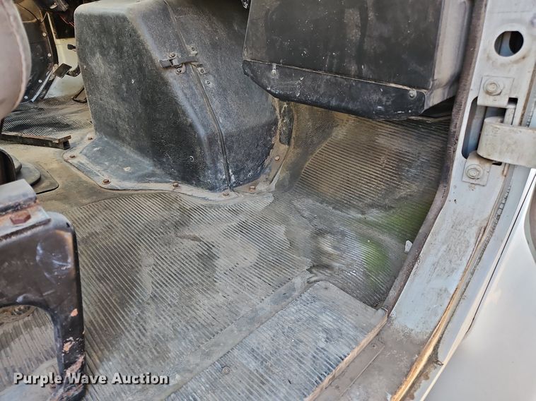 image for item NZ9055 1999 International 4700  fuel truck