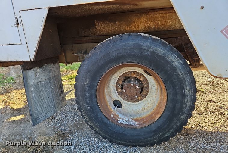 image for item NZ9055 1999 International 4700  fuel truck