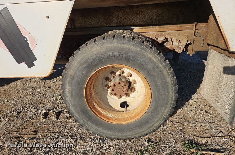 image for item NZ9055 1999 International 4700  fuel truck