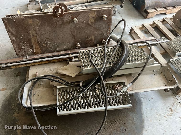 image for item OA9052 1993 HEM 12-27  slipform paver