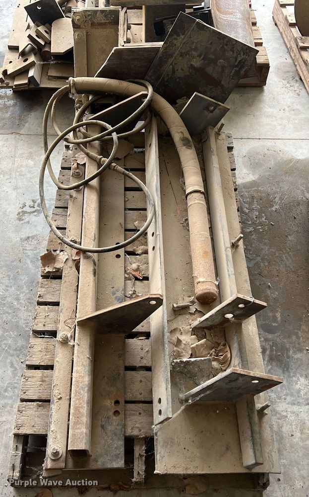 image for item OA9052 1993 HEM 12-27  slipform paver