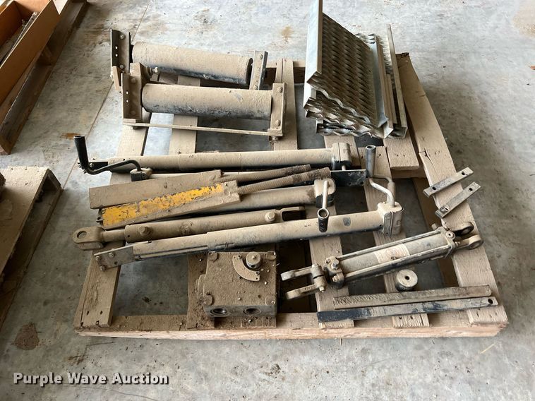 image for item OA9052 1993 HEM 12-27  slipform paver