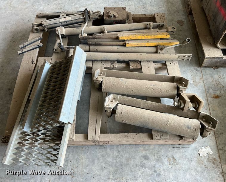 image for item OA9052 1993 HEM 12-27  slipform paver