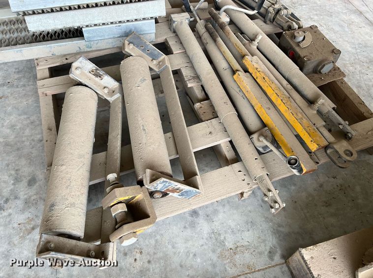 image for item OA9052 1993 HEM 12-27  slipform paver