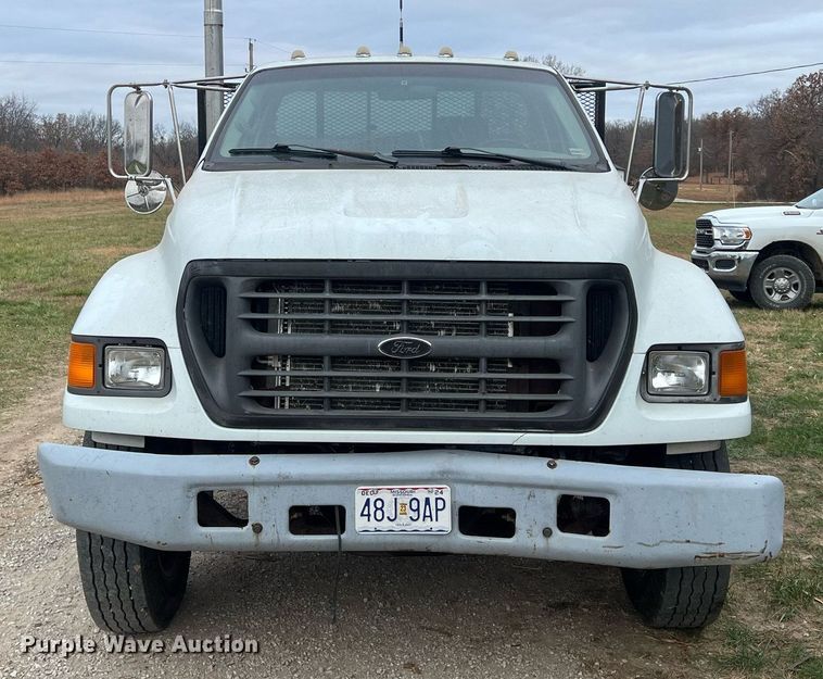 image for item OA9194 2000 Ford F650  flatbed truck