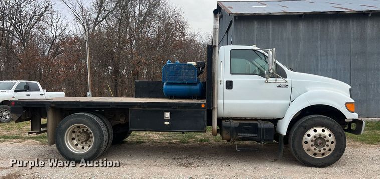 image for item OA9194 2000 Ford F650  flatbed truck