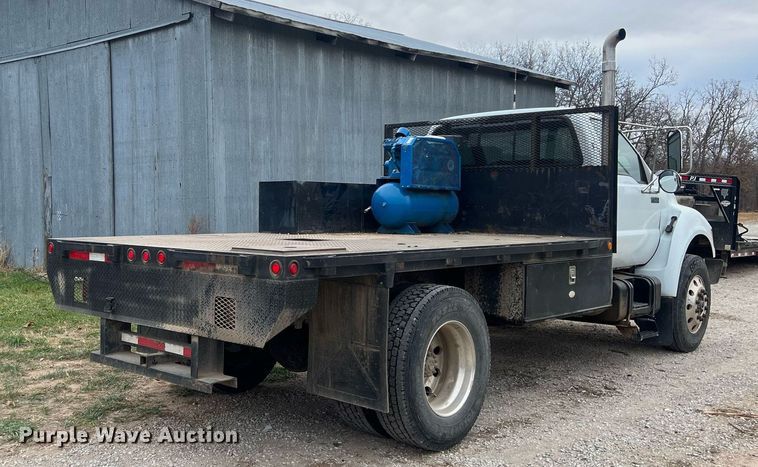 image for item OA9194 2000 Ford F650  flatbed truck