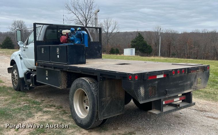 image for item OA9194 2000 Ford F650  flatbed truck