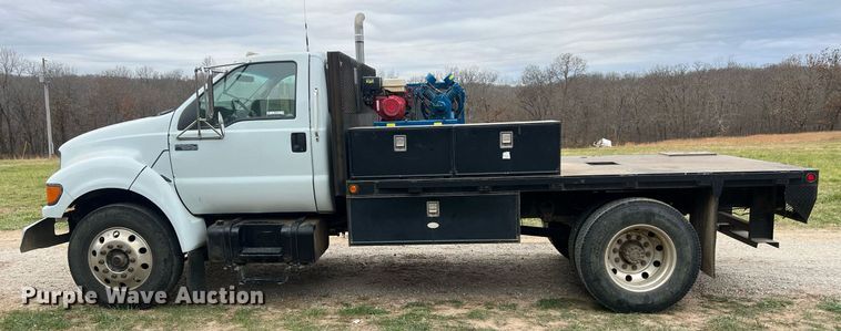 image for item OA9194 2000 Ford F650  flatbed truck