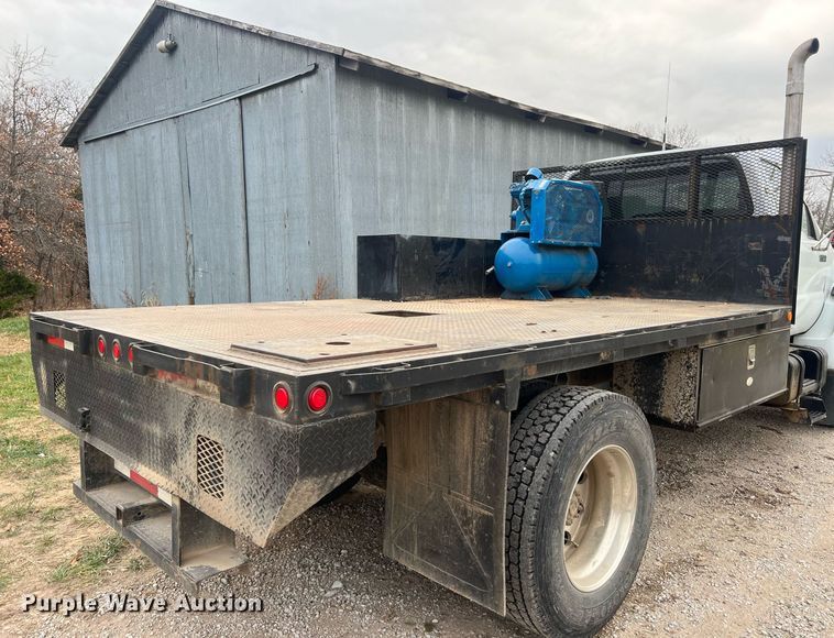 image for item OA9194 2000 Ford F650  flatbed truck